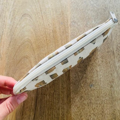 Estuche de tela de algodón con diseño de lápices y sacapuntas a la acuarela