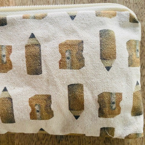 Estuche de tela de algodón con diseño de lápices y sacapuntas a la acuarela