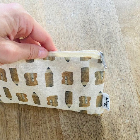 Estuche de tela de algodón con diseño de lápices y sacapuntas a la acuarela