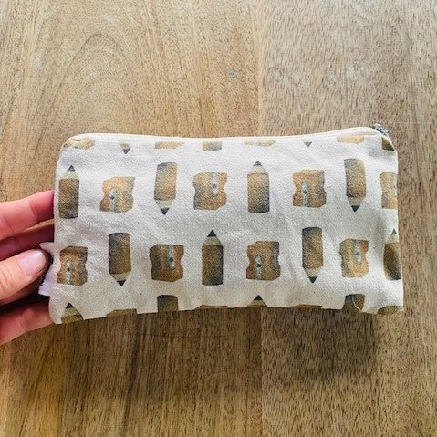 Estuche de tela de algodón con diseño de lápices y sacapuntas a la acuarela